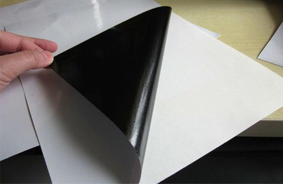 Zwarte Zelfklevende Glanzende Waterdichte Voor het drukken geschikte Vinylbroodjes Verwijderbare Monomeric